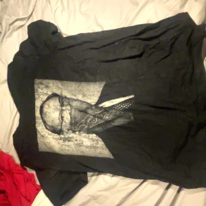 Kungen🤯 - Köpte typ 2021-2022 använde ett vecka typ sen slängde i min byrå, tröjan är i bra skick 