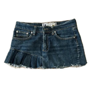 JEANSKJOL MED VOLANG - Storlek M. Passar 36-38. Unik & cool jeanskjol!! 