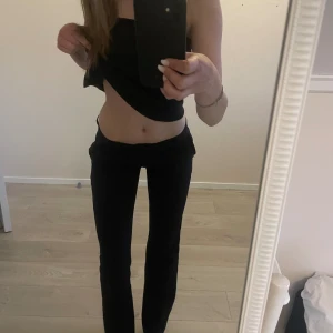 Lågmidjade kostymbyxor - Lågmidjade kostymbyxor från bik bok i storlek 34🌸 Säljer då dom blivit för korta för mig. Köpta för 500kr💞 Skriv ifall du har frågor❣️