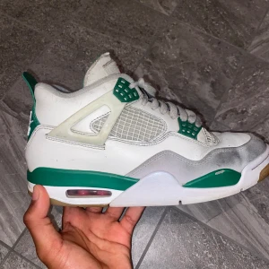 Jordan 4 pine green - Jordan 4 pine green i storlek 41. Kartong och kvittot Finns kvar. Säljer dessa så billigt eftersom har använt dom ganska mycket men dom är för små nu. Kan mötas upp i Stockholm eller frakt 
