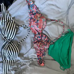 Säljer dessa ursnygga somriga bikini under och överdelar 😍 överdelarna är från hm (150 kr styck urpsrungligen) och underdelen är från twilfit (300 ursprungligen)  En bh: 50kr båda: 80kr  Underdelen: 80 kr Allt tillsammans: 180kr  Mer info privat 💕