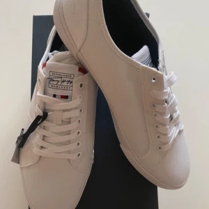 Sneakers  - Ett par supersnygga Tommy Hilfigher skor i storlek 45 herr! Helt nya och oanvända med prislapp och tillhörande skokartong kvar!