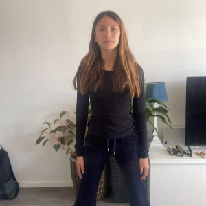 Nicole Anderson  - Hon är thailändsk och har grova utbrott men annars väldigt lugn. Man hör väldigt mycket ”jag saknar Emil” men annars är hon inte så dryg👍🤗