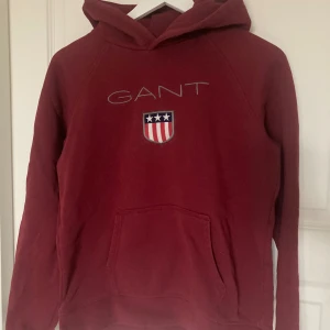 Gant hoodie - En gant hoodie i bra skick från kids brand store, säljer då den inte används köpt för 899kr💞