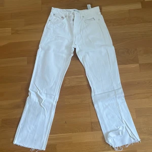 Vita zara jeans - Jeans från zara, mid-waist. De är knappt använda. Har en loket slits på båda ben och är avklippa då de va för långa. Säljer då de är lite för små. Midjemått: 38 cm Innerbensmått: 75 cm💗💗