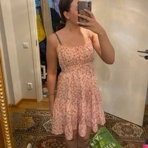Sommarklänning - Blommig klänning. Super flowy och gullig klänning. 💕