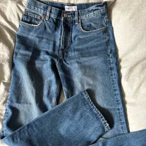 Mörka jeans Zara - Mid raka jeans från Zara i en skitsnygg mörkblå tvätt💙i strl 36. Säljer då de blivit för små.