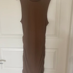 Klänning  - En jättefin tight brun klänning från hm, säljer en likadan i lila💞