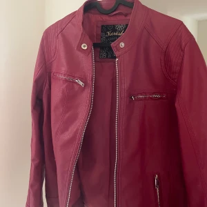 Röd Skinjacka  - Den är som en M/L i storleken.  Använd endast 1 gång. 
