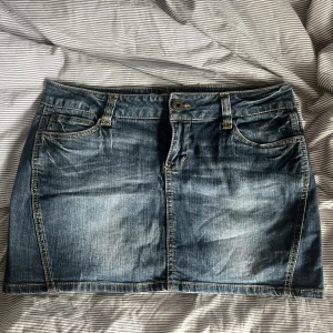 Jeanskjol  - Kort jeanskjol, skulle säga att den passar M/L💓