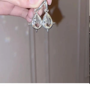 Maria Nilsdotter örhängen  - Så snygga Maria Nilsdotter örhängen som inte finns att köpa längre. Köp båda för 2200kr!💓💓💓