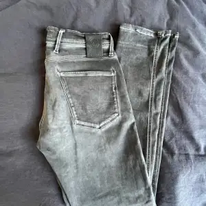 Ett par grå Replay jeans. I storleken 31/32. Modellen är Anbass. jeansen har inga defekter eller andra konstigheter. Skriv för frågor eller fler bilder!