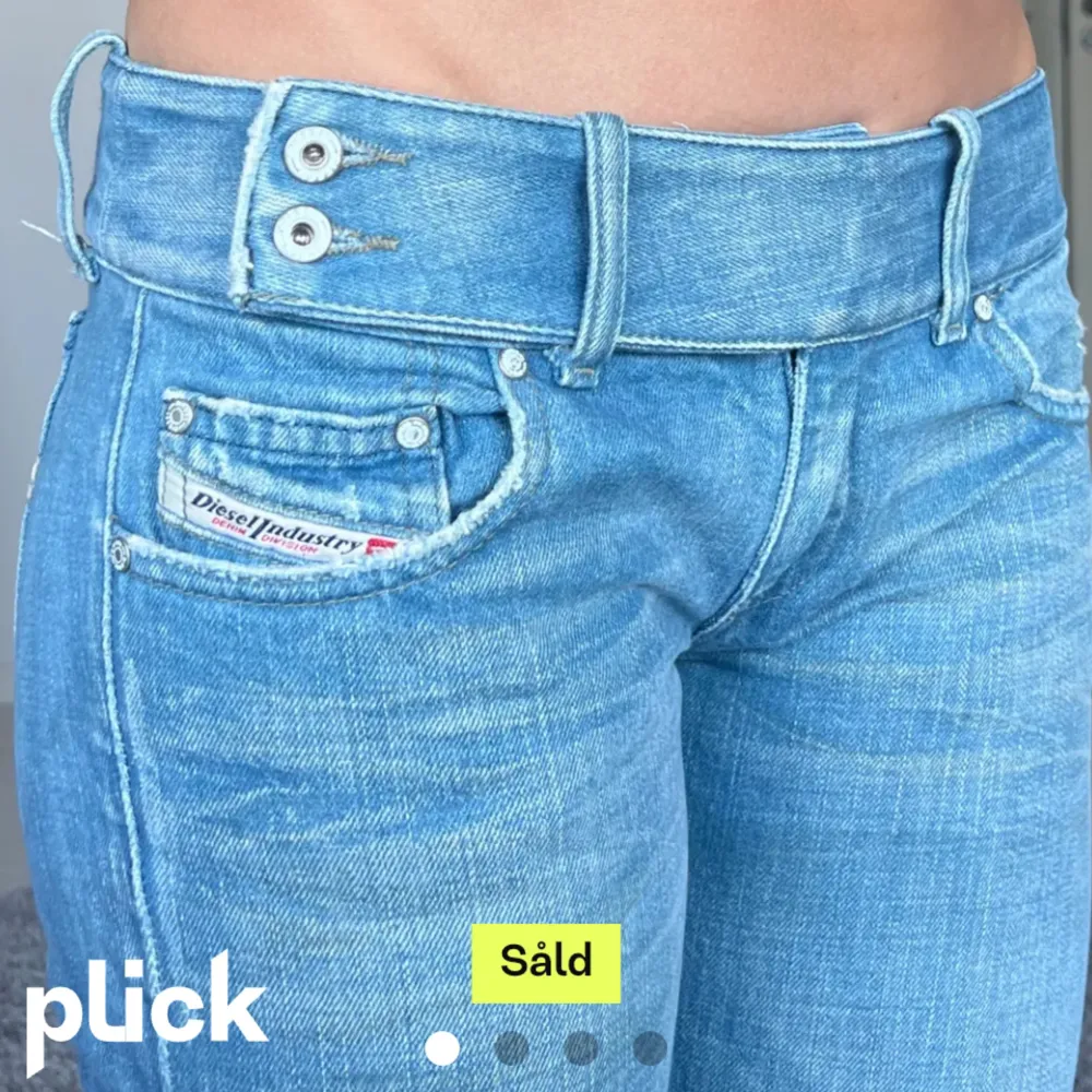 Hej jag säljer dessa jeans som jag nyligen köpt på Plick! Jag säljer pga att dem var för korta i benen tyvärr men är i superbra skick och jättefina. Bilderna är från hon jag köpte dem av och kan inte ta några egna eftersom de är för små💗. Jeans & Byxor.