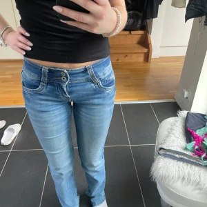 Lågmidjade Pepe Jeans - Supersnygga lågmidjade Pepe jeans💓 superfint skick, har knappt kommit till användning då de är lite små för mig🙌🏼 Stl 24