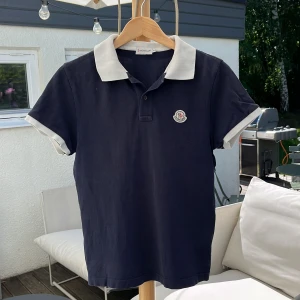 Moncler pike - Moncler pike med vit krage.  Storlek S 