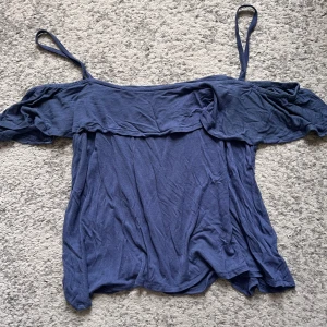 Off the shoulder topp - Mörkblå off the shoulder topp från bikbok. 