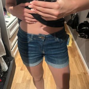 Jeansshorts - Ett par blåa jeansshorts från vila i storlek S. Super fina nu till sommaren💗💗