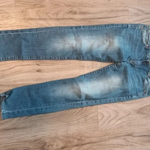 Vintage replay jeans - Vintage replay jeans från 2000-talet. Dem var köpta för ungeför 900kr. Dem har ett mindre hål på innersidan av ena benet (kan skicka fixa en bild på det om det önskas) men det är inget som inte går att laga.