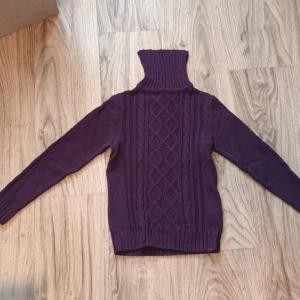 Stickad turtleneck - En tjockare, stickad turtleneck med mönster.