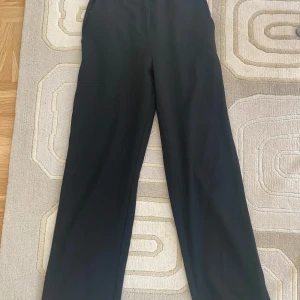 Djerf Avenue byxor - Svarta och raka kostymbyxor från Djerf Avenue. Byxorna har fickor på båda sidor av sidorna. På baken finns även en dekorativ ficka. Finns inga tecken på slitage. Säljer, då de tyvärr är för små för mig💗  