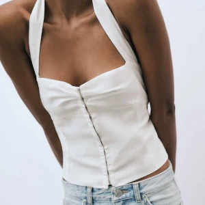 SÖKER - söker den här toppen ifrån zara, skriv om säljer!🙏🏽💞