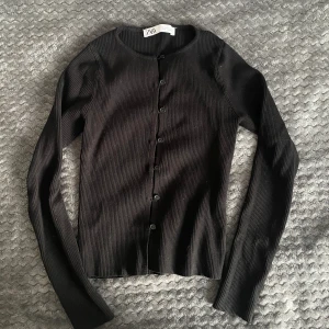 Tight kofta - Säljer denna koftan/tröjan från zara. Den sitter tight och kan användas bakochfram för en mer öppen rygg. Använd en gång och är i nyskick. Nypris ca 400kr