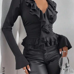 𝓢ö𝓴𝓮𝓻 likadan office siren topp💋 - 𝓢ö𝓴𝓮𝓻  exakt denna office siren toppen i svart, skriv om du vill sälja💋💋 