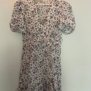 Sommarklänning - Mycket fint skick, använt fåtal gånger.💜🌸