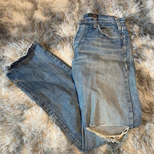 Armani Jeans  - Säljer nu ett par Armani Jeans i stl 170-180. De är knappst använda och skicket är 10/10. Fraktas inom 48h📬📦