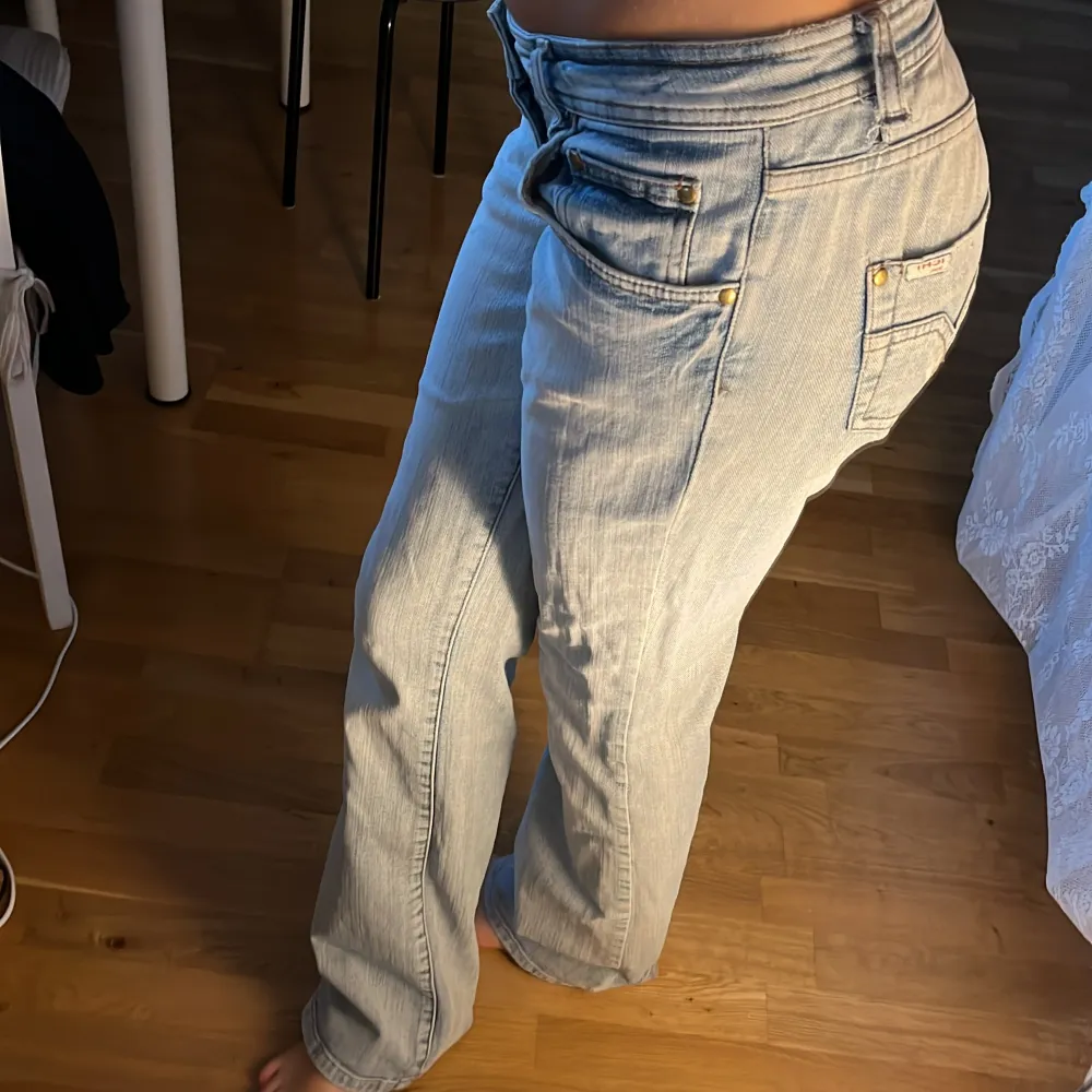 Ljusblå bootcut jeans köpt på Plick👌. Jeans & Byxor.