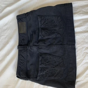 Kjol - Super snygg kjol med fasta pärlor/paljetter (alla sitter kvar ) bra skick men en av dom 2 knapparna där fram är lös men går lätt att sätta tillbaka och håller sig på plats under användning (där av väldigt bra pris) skriv för mått eller andra frågor.💕