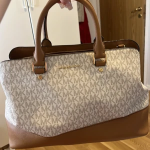 MICHAEL KORS VÄSKA  - Fin stor väska med tre fack, gammal modell. Knappt använd, fler bilder eller intresserad för att köpa den, gärna DM mig för mer info 😁