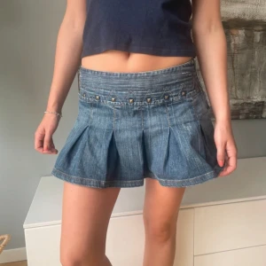 Jeans kjol - Så cool jeans kjol köpt vintage, midjemått 39cm🥰