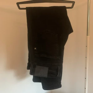 Replay  - Replay jeans i anbass modell, svarta men med lite ljusare färg på låren. Storlek 34/30 men sitter som 32-33/30. Skick 10/10 använda nån gång bara, tveka inte på att höra av dig!🙌🏻