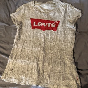 Levi’s tröja - Fin tröja från Levi’s. I jätte bra skick. Kontakta mig för fler bilder🤍
