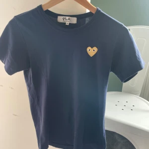 Comme des garçons - Säljer en fet cdg tröja - nypris 1100 - mitt pris 419 - strl S - priset kan diskuteras