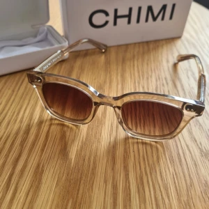 Chimi - Färg 02 Ecru - Chimi solglasögon. Lite använda. Fint skick, snygg färg! 
