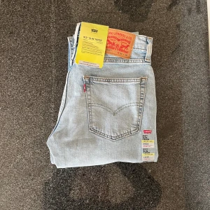 Levis Jeans 512 - Tja! Säljer nu dessa sprillans nya och sjukt snygga Levis jeans i modellen 512 i storlek 31:32. Färgen passar perfekt nu inför våren. Skicket är 10/10, helt nya. Nypris ligger på 1349 kr. Vid fler frågor/bilder är det bara att skriva!