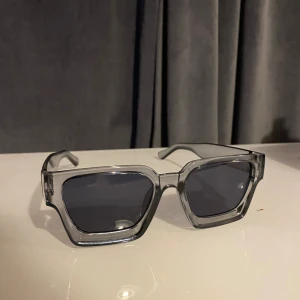 Solglasögon - Helt nya solglasögon i färg grå 