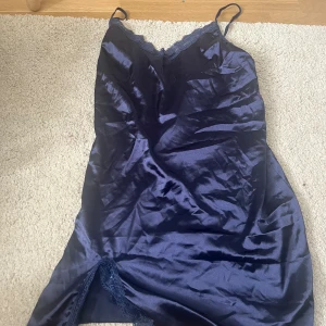 Nattlinne  - Ett jätte lent och skönt marinblått nattlinne utan defekter. 