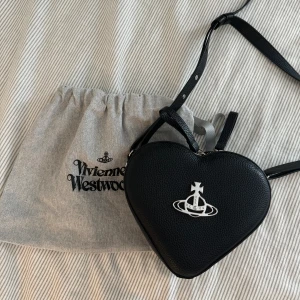 Vivienne Westwood vegan leather heart bag - Köpt för ca 2 år sedan men knappast använd. Perfekt skick.