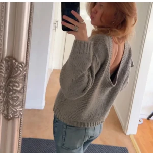 stickad tröja  - grön oversized tröja med öppen rygg. Så himla snygg och passar till allt!🩷