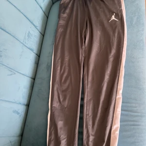 Jordans byxor för barn  - Jordans byxor för barn, storlek 12/13passar från 146cm till 163cm