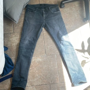 J Lindberg jeans - J Lindberg jeans i bra skick och storlek 33 32. Passformen är slim fit