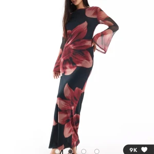 Blommig Festklänning - Helt ny klänning, med prislapp från asos.