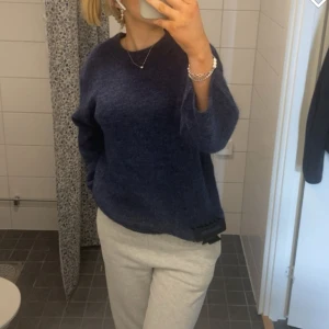 Stickad tröja  - Säljer denna stickade tröjan från Kappahl, har endast kommit till användning 2 gånger, därmed bra skick! 