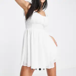 Säljer min vita klänning från asos. Kom privat för bildet på den:)