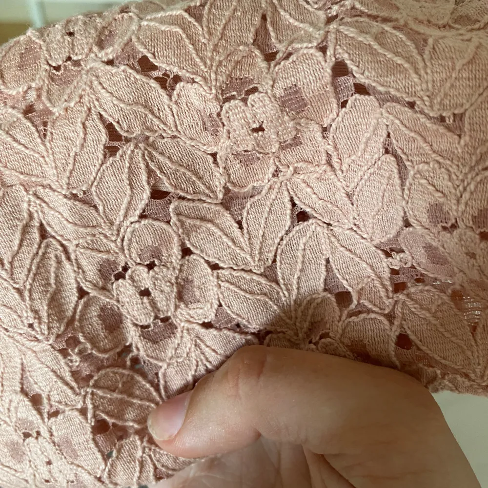 Sommarklänning med spaghetti straps! En dragkedja utan bara stretch i midjan, sitter superfint! Endast använd 2 gånger! Som ny. Mekot.