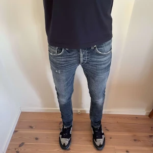 Dondup jeans - Säljer nu mina sjukt feta och eftertarktade dondup jeans modellen är "ritchie skinny fit" . Storlek 32 fits 30. Jag på bilden är ungefär 182 och väger 68kg. Nypris ~ 3500. Mitt pris: 1050. Hör av er vid frågor eller funderingar 🤝🏻