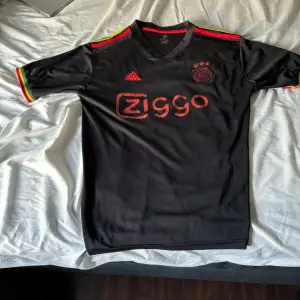 Min Ajax tröja som ja vill sälja eftersom ja vill köpa nya fotbollströjor . Den är XXL men passar för M L och vissa XL  Kom privat om ni vill veta mer eller diskutera 